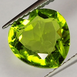 Gem gemstone GREEN PERIDOT Heart Faceted 2.70ct. 8x8mm.