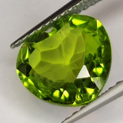 Gem gemstone GREEN PERIDOT Heart Faceted 2.70ct. 8x8mm.