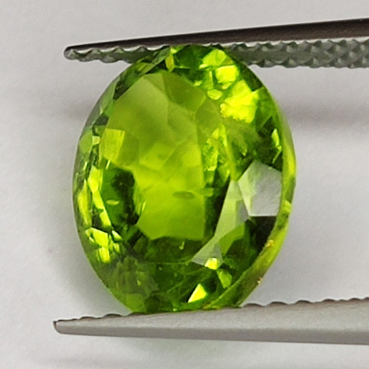 Gem gemstone GREEN PERIDOT Oval Faceted 3.63ct. 10x8mm.