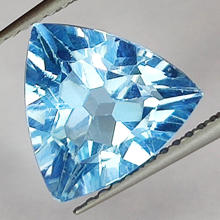 Gemme di TOPAZIO BLU in SFACCETTATO TRILLION di  3.54ct. 10.3 X 10.4 mm.