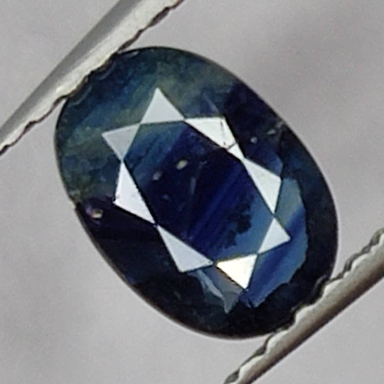 0,89 ct blauer Saphir im Ovalschliff 7,0 x 4,9 mm