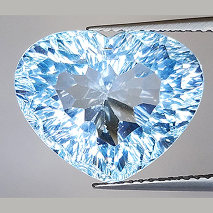 13.85ct Topaze Bleu Suisse Taille Coeur Millenium