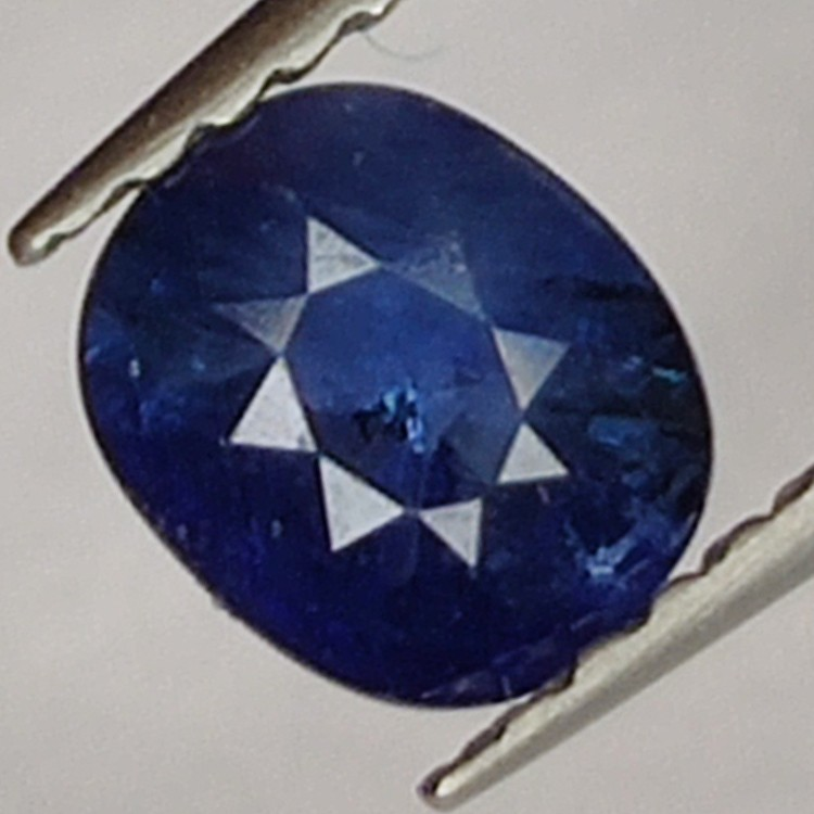 0,75 ct. Oval geschnittener Saphir 5.82x4.88mm