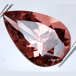 4,66 ct roter Turmalin im Birnenschliff, 13,72 x 8,82 mm