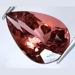 4,66 ct roter Turmalin im Birnenschliff, 13,72 x 8,82 mm