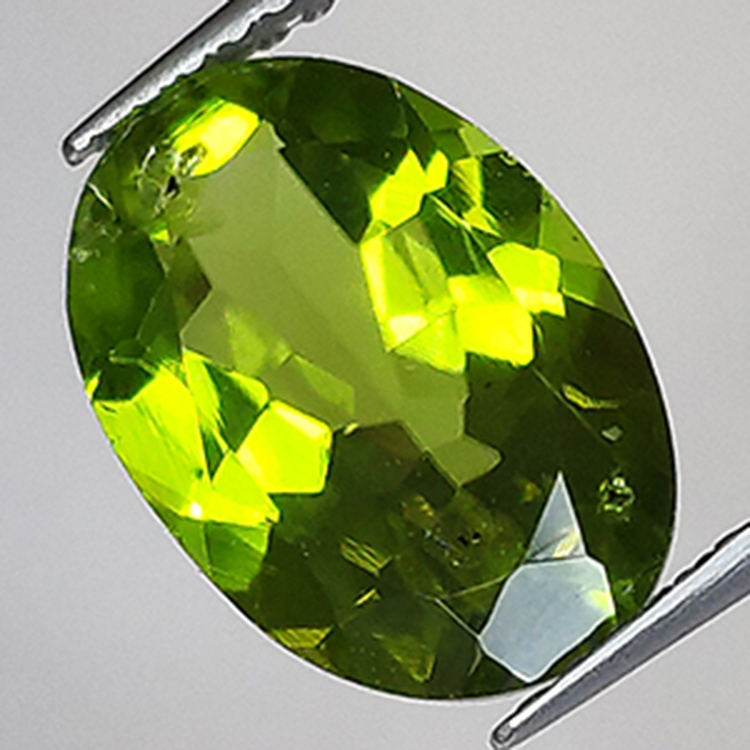 3.11ct Peridot Oval Schnitt