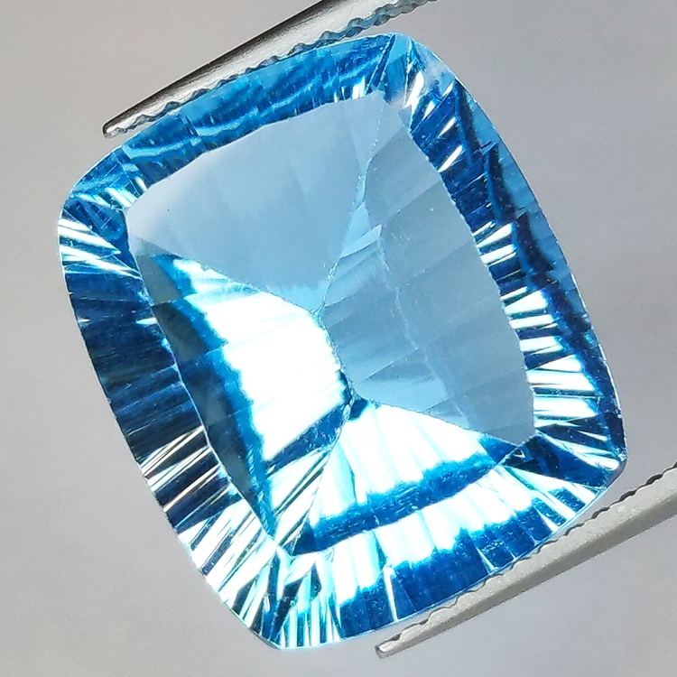 Taille coussin de 11,96 ct en topaze bleue millénaire