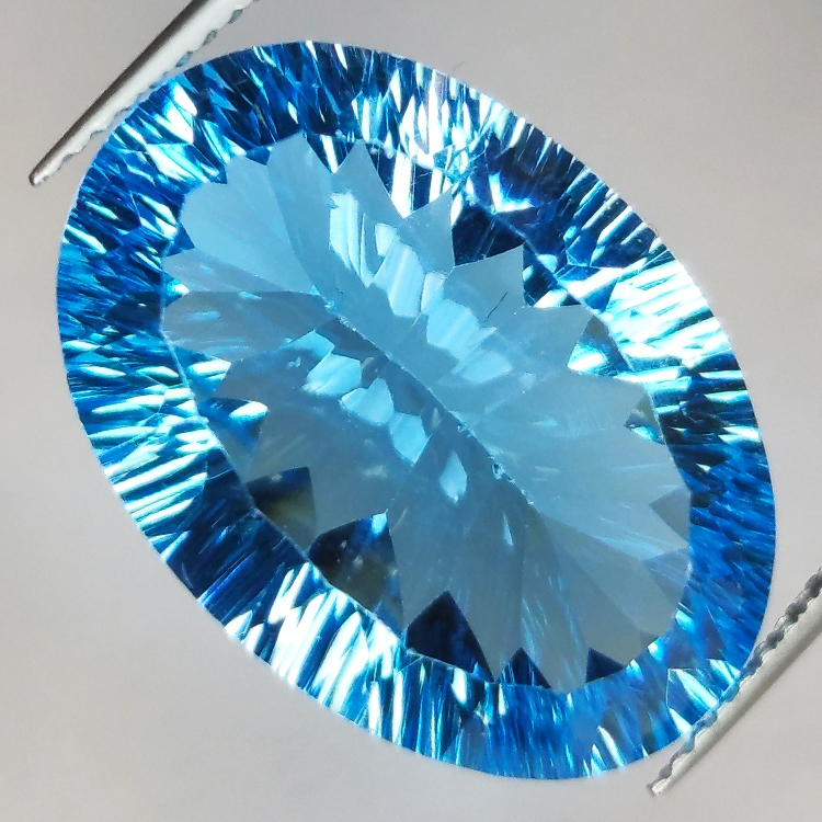 19,76 ct topaze bleue taille ovale millénaire 21 x 14,7 mm