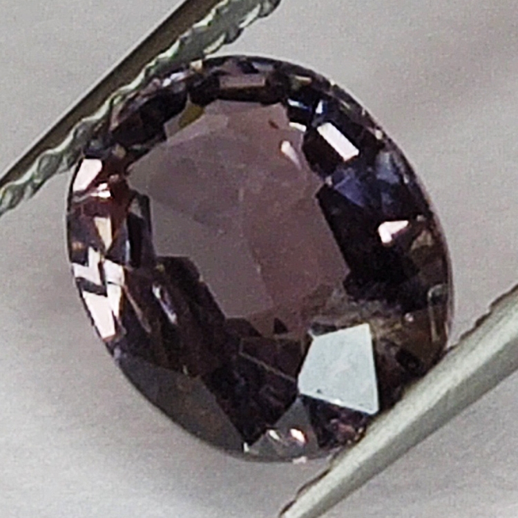 1,62 ct Pink Spinell oval geschnitten 7,76 x 6,27 mm