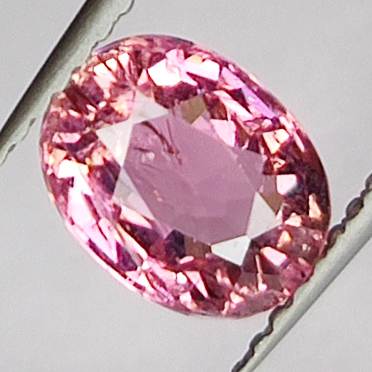 1,39ct Rubellit-Turmalin oval schliff 7x6mm