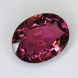 1,73 ct Tourmaline Rubélite coupe ovale 8x6mm