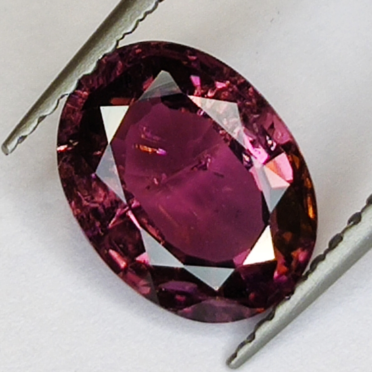 1,73 ct Tourmaline Rubélite coupe ovale 8x6mm