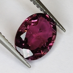 1,73 ct Tourmaline Rubélite coupe ovale 8x6mm