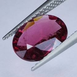 1.67ct Tormalina rubelite taglio ovale 10x8mm