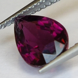 1,61ct Rubellit-Turmalin birnenschnitt 9x6mm