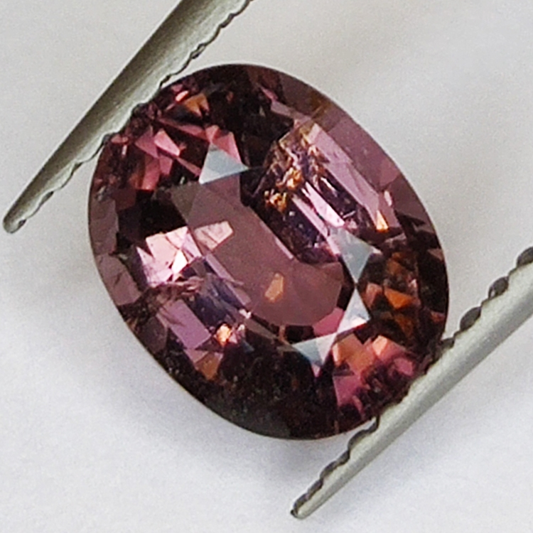 1.62ct Tormalina Rubelite taglio ovale 8x6mm