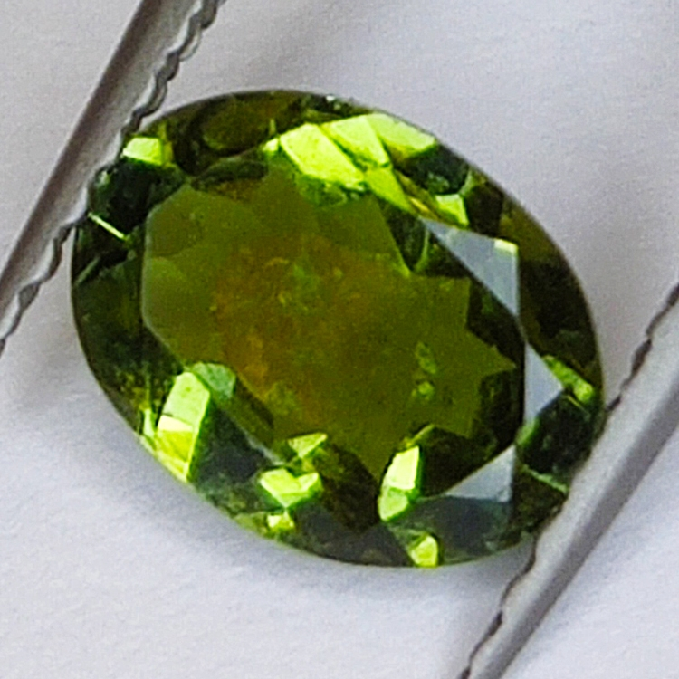 0,84ct Tourmaline Verdélite coupe ovale 8x6mm