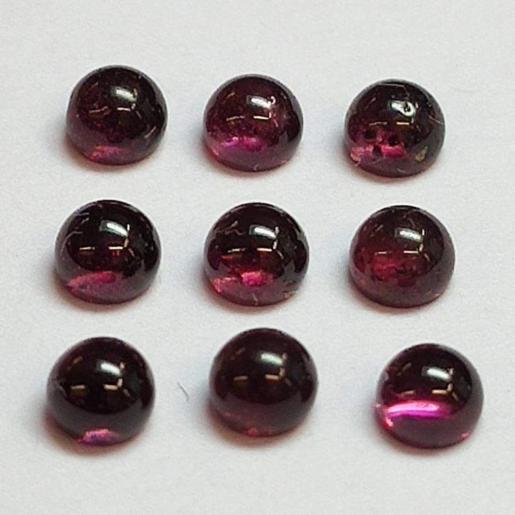 Cabochon rond grenat 2,4-2,8 mm. 1ct.