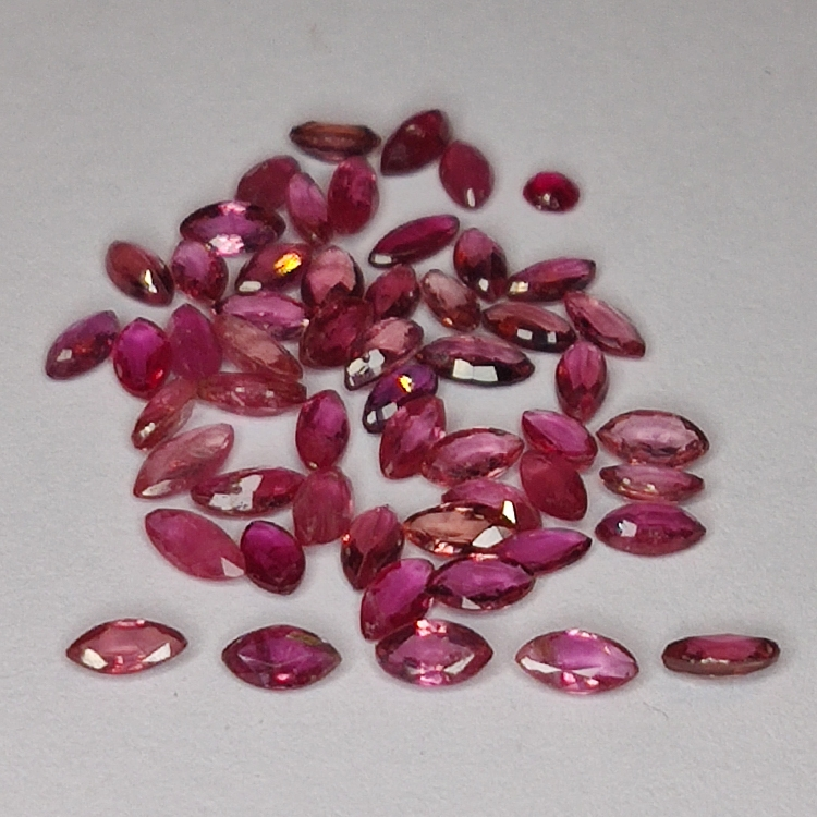 6.40ct Rubino taglio marquis 4.2x2.0mm 55pz