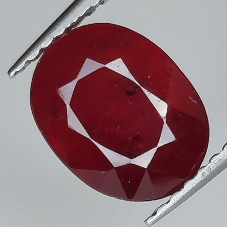 Ruby oval cut 9x7mm 1pz