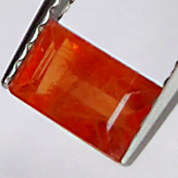 0,67ct Saphir Padparadscha baguette coupe 6x3mm