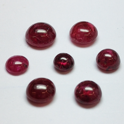 Cabochon rotondo con rubino 2,9-4,3 mm 1 ct