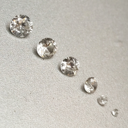 Colorless white sapphire round cut 0.9-3.0mm 1ct