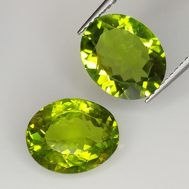 Oval cut peridot 11x9mm 1pz