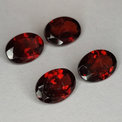 Garnet oval cut 7x5mm 1pz