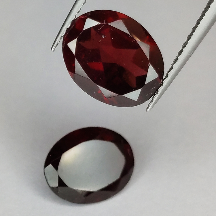 Garnet oval cut 10x8mm 1pz