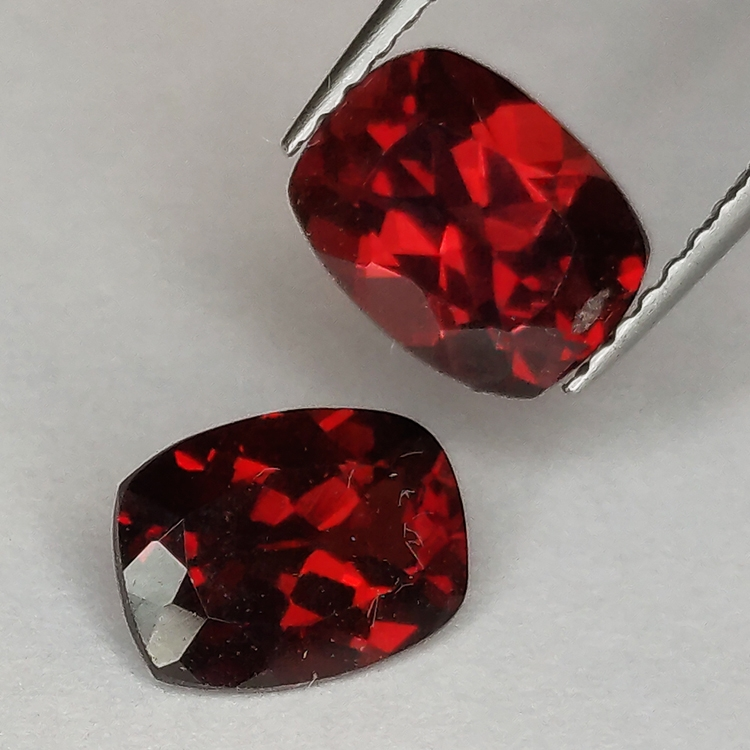 Garnet cushion cut 8x6mm 1pz