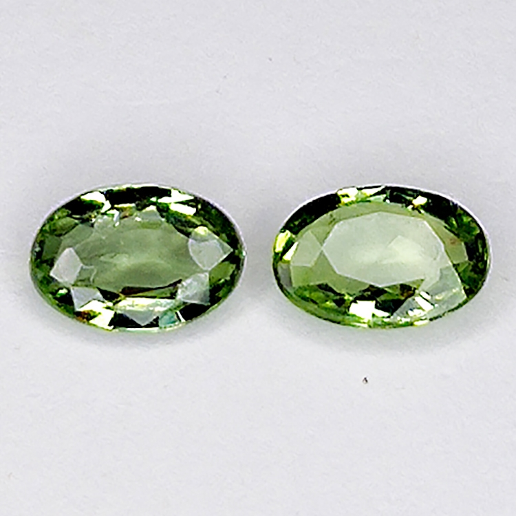 1,04ct Paire Saphir Songea vert coupe ovale 5.9x4.0mm