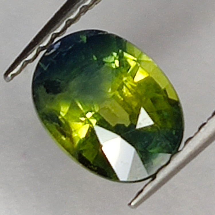 1.30ct Zafiro Verde talla oval 7x5mm