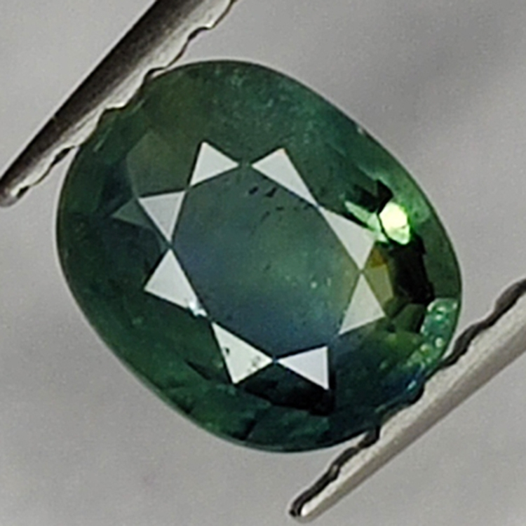 0.67ct Grüner Saphir Ovalschliff 5.9x4.8mm