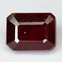 2.75ct Rubino taglio smeraldo 7.7x5.7mm