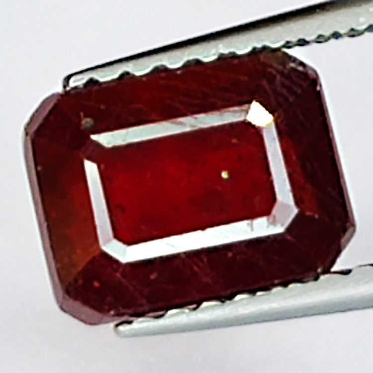 2.75ct Rubin smaragdschliff 7.7x5.7mm