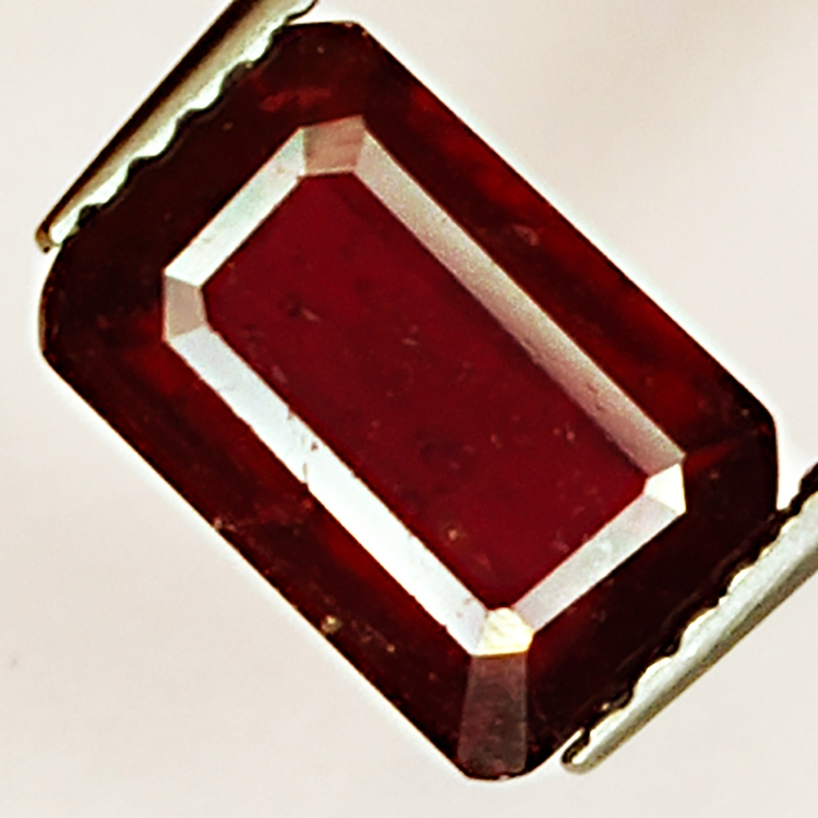 2.75ct Rubin smaragdschliff 8.9x5.9mm