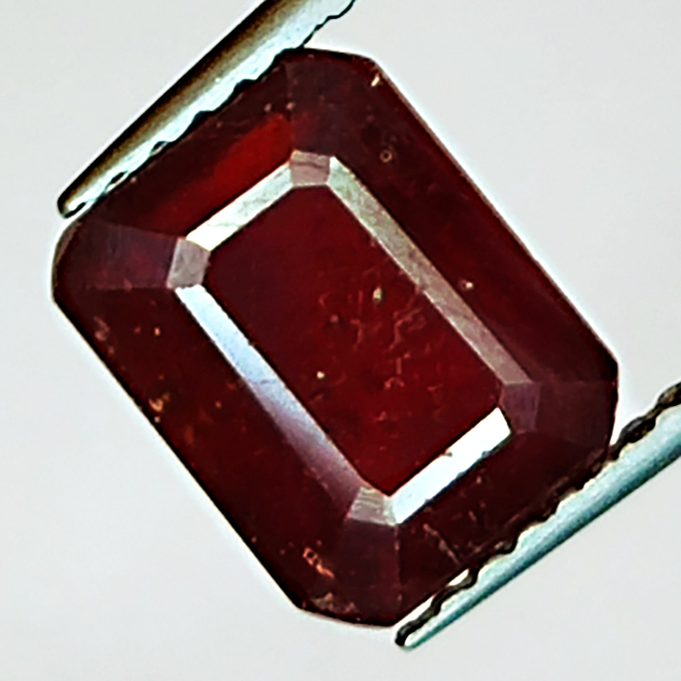 3.45ct Rubino taglio smeraldo 8.6x6.7mm