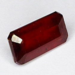 3.25ct Rubino taglio smeraldo 10.2x5.6mm