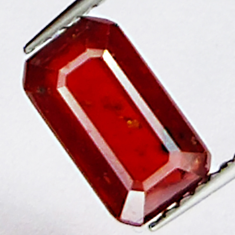 2.25ct Rubin smaragdschliff 8.8x5.1mm