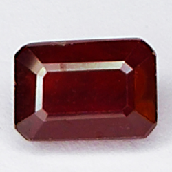 3.00ct Rubis coupe émeraude 8.3x5.7mm