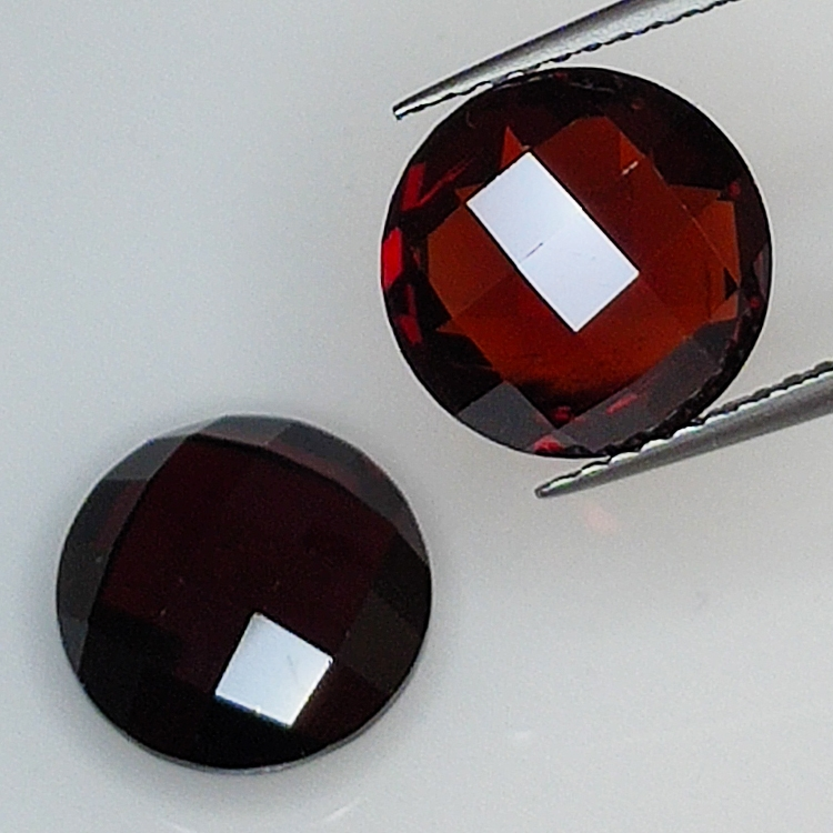 Garnet round cut double checkerboard 10mm 2pz