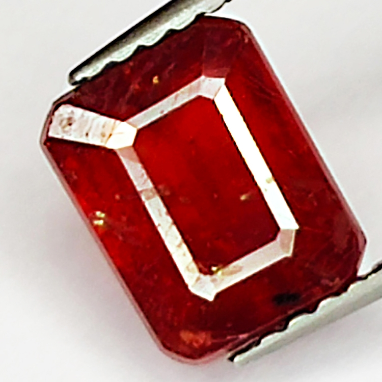 2.45ct Rubis coupe émeraude 7.7x6.0mm