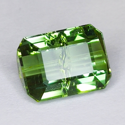 2.56ct Turmalina Verdelita talla esmeralda 8.5x6.3mm