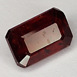 2.80ct Rubin smaragdschliff 7.8x5.4mm