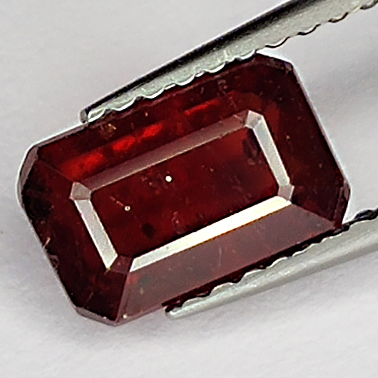 2.80ct Rubin smaragdschliff 7.8x5.4mm