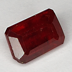 2.60ct Rubin smaragdschliff 8.6x5.5mm