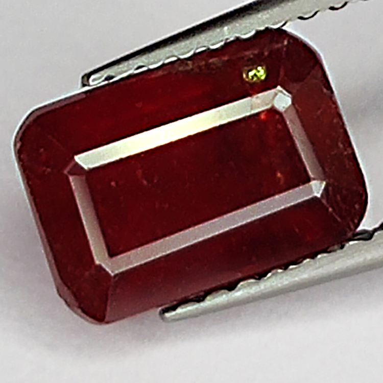 3.10ct Rubis coupe émeraude 8.6x6.0mm