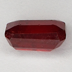 2.45ct Rubis coupe émeraude 8.3x5.4mm