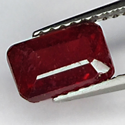 1.85ct Rubin smaragdschliff 7.7x5.0mm